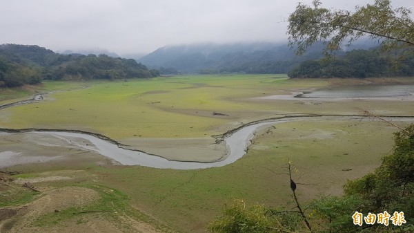明德水庫蓄水率跌破20%,水庫上游已見底。(記者彭健禮攝)