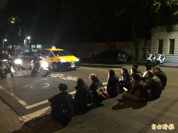 徐永明另闢戰場路口靜坐抗議。(記者劉慶侯攝)