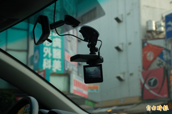 警方根據檢舉人提供的行車記錄器影像，認定李男違規逼車，開出1萬8千元罰單。 示意照。（記者李立法攝）