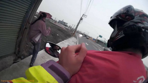 機車騎士幫忙載警察追孕婦通緝犯。（記者羅欣貞翻攝）