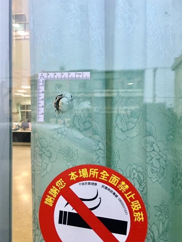 莿桐公所玻璃門上發現的彈孔。（記者詹士弘翻攝）