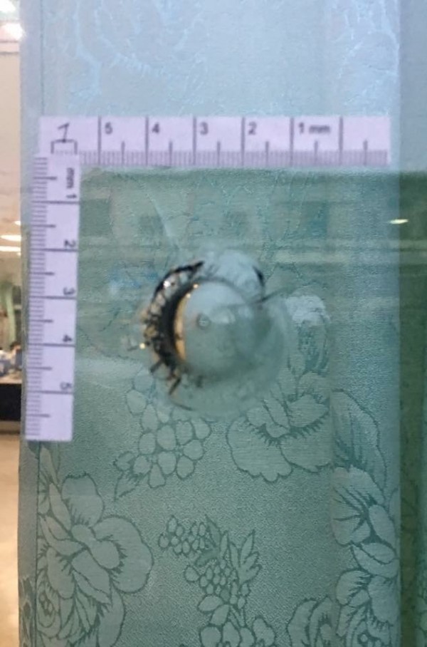 莿桐公所玻璃門上發現的彈孔。（記者詹士弘翻攝）