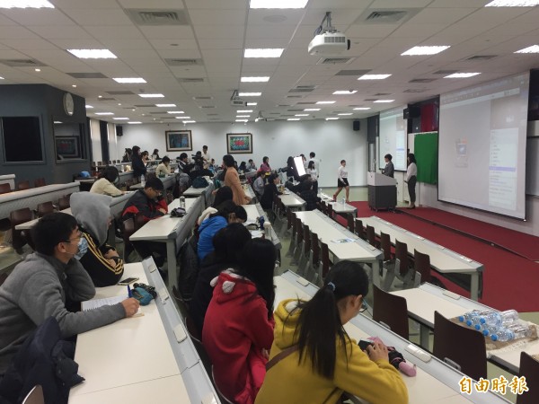 東大華語系舉辦教學專題線上發表。(記者張存薇攝)