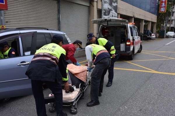 花蓮新城警分局在路邊執行特種勤務,其中2名警員發現王姓男子駕車有異狀趨前了解,趕快叫救護車協助送醫。(新城警分局提供)