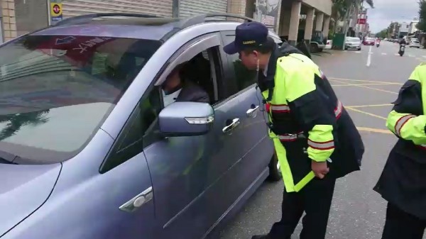 花蓮新城警分局在路邊執行特種勤務,其中2名警員發現王姓男子駕車有異狀趨前了解,趕快叫救護車協助送醫。(新城警分局提供)