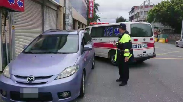 花蓮新城警分局在路邊執行特種勤務,其中2名警員發現王姓男子駕車有異狀趨前了解,趕快叫救護車協助送醫。(新城警分局提供)