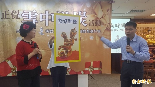 正覺義工表演短劇,宣導信仰宗教時要有正確觀念。(記者丁偉杰攝)