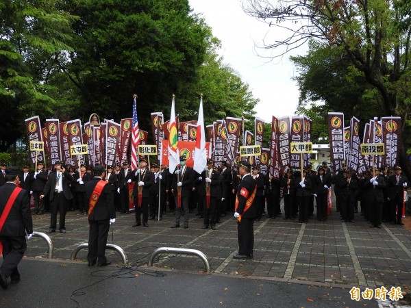 台灣民政府今動員約200人,於南投縣草屯鎮中山運動公園舉辦遊行活動。(記者佟振國攝)