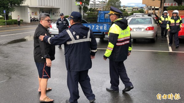 路過民眾不滿欲隊台灣民政府隊伍嗆聲,現場警方勸離,未釀衝突。(記者佟振國攝)