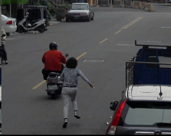 吳婦從後緊追搶匪2個路口。(記者陳文嬋翻攝)