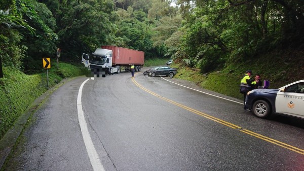 蘇花公路128.3公里處今早一輛轎車與拖車對撞。(記者張議晨翻攝)