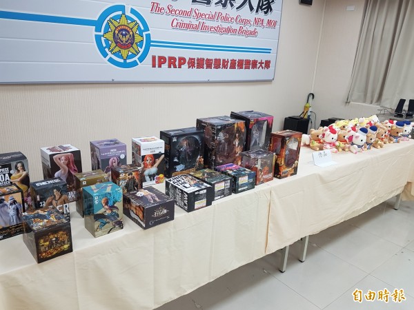 警方查扣300件盜版商品。(記者徐聖倫攝)