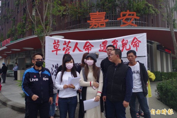 許姓少婦今與先生、親友到婦幼醫院門口拉布條抗議,要求醫院友善的回應。(記者王善嬿攝)