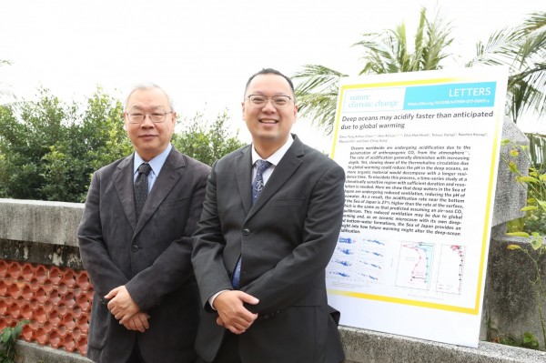 中山大學海洋科學系講座教授陳鎮東(左)主導台日合作團隊,發表全球變遷研究「全球暖化將加快深海海水酸化」,登上國際頂尖期刊。右為國家實驗研究院台灣海洋科技研究中心助理研究員雷漢杰。(圖由中山大學提供)