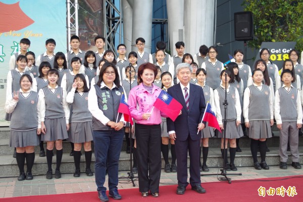 嘉義市議長蕭淑麗(前排中)代表市議會發出聲明稿,回應市府覆議案。(記者丁偉杰攝)