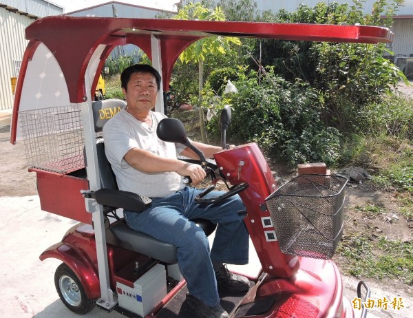 黃明義所開發的太陽能代步車已取得台灣及德國專利,他行駛了3年之久,都是以太陽能來充電,完全不用家中的電源。(記者林良哲攝)