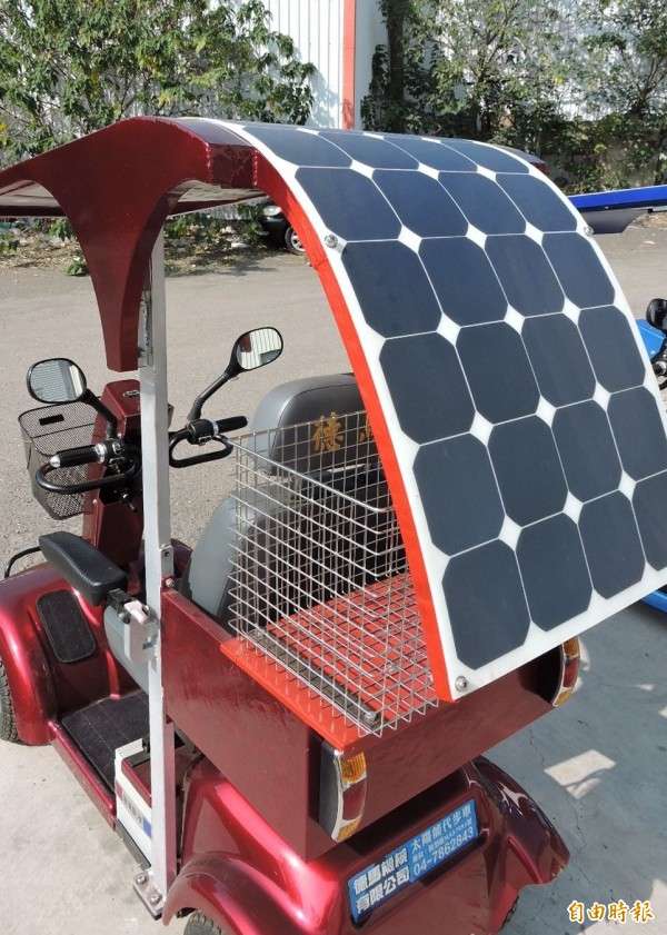 黃明義所開發的太陽能代步車,使用可彎曲的太陽能板,增加充電效能。(記者林良哲攝)