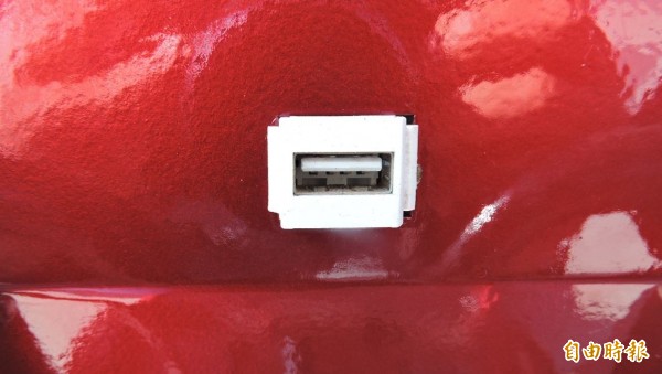 在太陽能代步車上,還設有USB插座,可以隨時為3C產品充電。(記者林良哲攝)