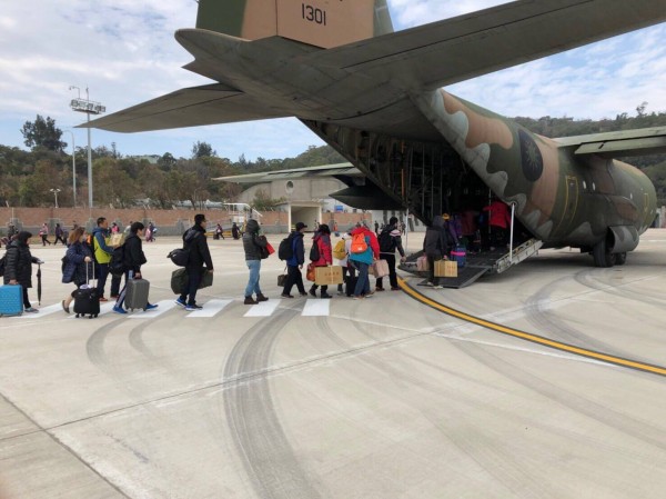 空軍今日依據交通部申請,派遣C-130H型機2批6架次前往馬祖南竿機場,執行緊急疏運任務。(空軍提供)