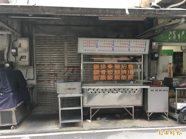 邱男經營的小吃店3天沒有營業,引起隔壁店家懷疑,家屬查看才知夫妻倆已經身亡(記者吳昇儒攝)