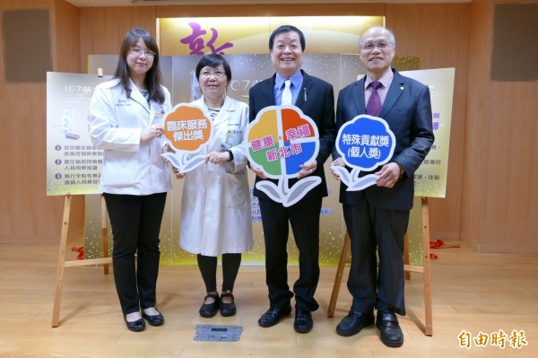 第6屆藥事服務奬得獎人,將於18日由市長朱立倫頒獎。(記者翁聿煌攝)