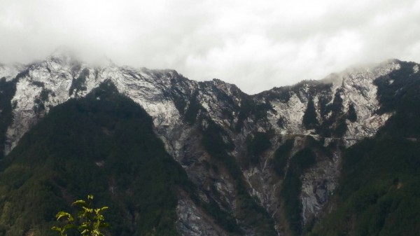 南橫大關山隧道山區也降下白雪。(公路總局關山工務段提供)
