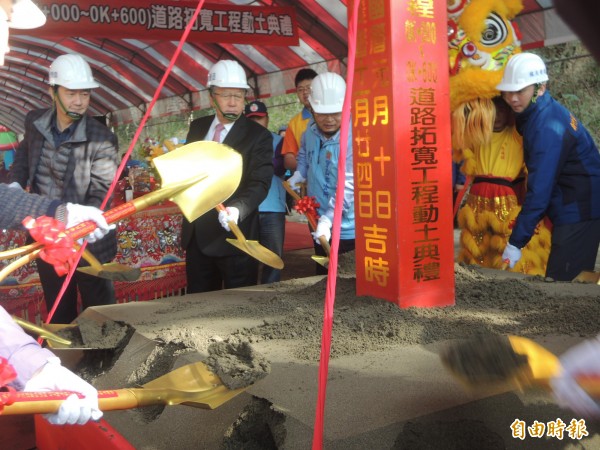 新竹縣寶山鄉國道3號交流道聯絡道路-竹43線(0K+000~0K+600)段拓寬工程在今天吉時開工,縣長邱鏡淳、寶山鄉長邱坤桶等人象徵性的持金鏟動工。 (記者廖雪茹攝)
