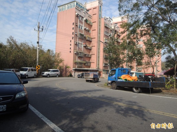 寶山鄉三峰路路形彎折,僅兩線道,前後段連接四線道,又有一處近90度彎道,由於車速過快、煞車不及,多次發生民宅被撞、車輛衝出懸崖的意外。(記者廖雪茹攝)