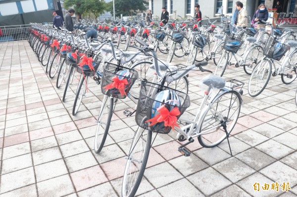 頭城鎮公所編列約94萬元經費,為鎮內262名里長,添購自行車,讓鄰長們「穿街走巷」更加便利。(記者林敬倫攝)