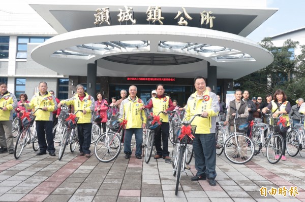 頭城鎮公所編列約94萬元經費,為鎮內262名里長,添購自行車,讓鄰長們「穿街走巷」更加便利。(記者林敬倫攝)