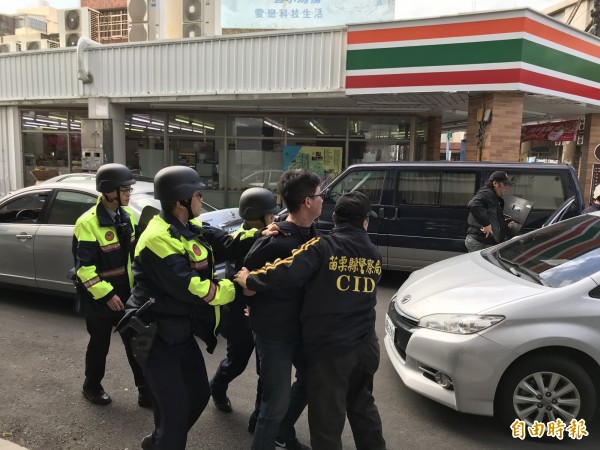 防搶演練搶匪太像,民眾也傻眼。(記者蔡政珉攝)