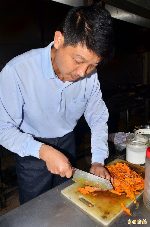 料理前,薑黃先切片。(記者吳俊鋒攝) 料理前,薑黃先切片。(記者吳俊鋒攝)