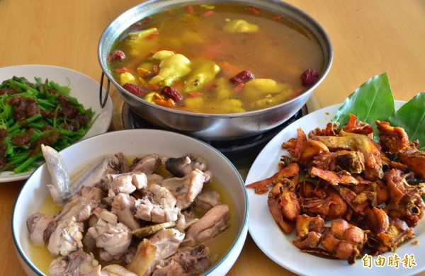薑黃雞除了油炸之外,也可煮湯(上),餐廳還推出苦茶油雞(左下)。(記者吳俊鋒攝) 薑黃雞除了油炸之外,也可煮湯(上),餐廳還推出苦茶油雞(左下)。(記者吳俊鋒攝)