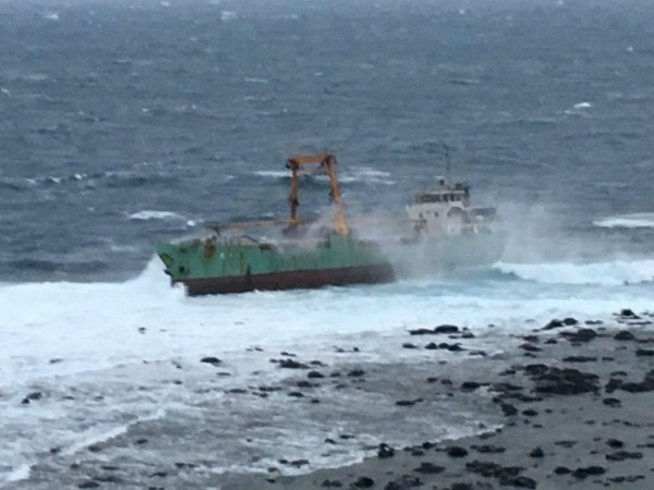 海上風浪惡劣,嘉明輪貨輪擱淺在東吉島大坪。(澎湖海巡隊提供)