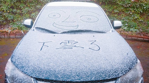 南橫向陽派出所今晨也下雪了。(關山警分局提供)