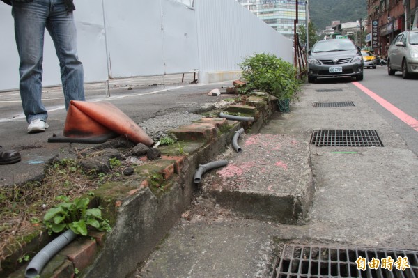 義六路殘破不堪的人行道,落差最高達20公分,屢有民眾不慎跌跤,怨聲連連。(記者林欣漢攝)