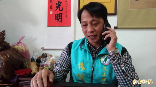 冬山鄉代林峻輔今早陸續接到民眾來電,關心訃聞一事。(記者張議晨攝)
