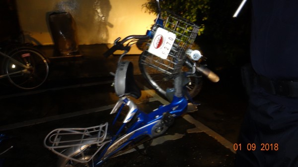 3名越南女移工騎電動自行車返回宿舍路上,被酒駕自小客車追撞,造成兩名越南女移工不治。(記者劉曉欣翻攝)