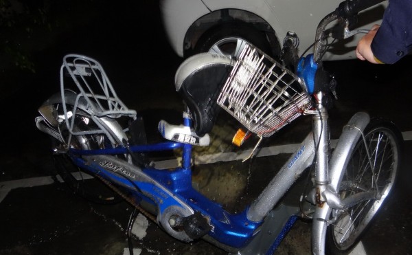 3名越南女移工騎電動自行車返回宿舍路上,被酒駕自小客車追撞,造成兩名越南女移工不治。(記者劉曉欣翻攝)