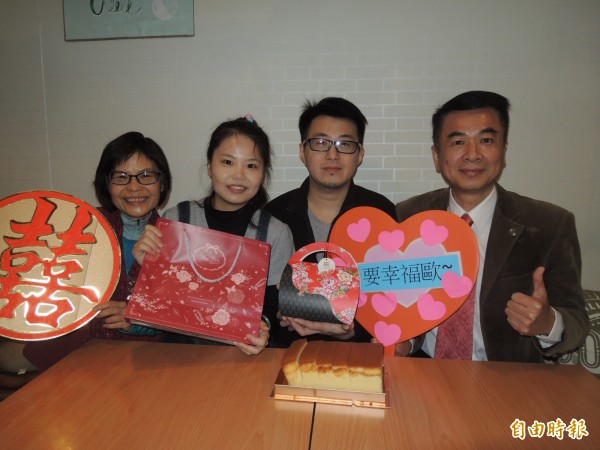 基隆看守所長高千雲(右起)開心收容人能替徐智緯、藍歆客製化140盒訂婚禮盒,讓更生保護會基隆分會更生輔導員陳愛珠笑不攏嘴。(記者林嘉東攝)
