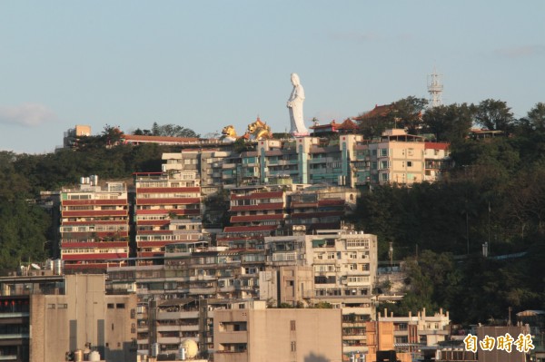 基隆市參考台北市違章建築強制拆除收費標準,訂定「基隆市違章建築強制拆除收費自治條例草案」,即日起預告到1月15日,還要送市議會審議。(記者林欣漢攝)