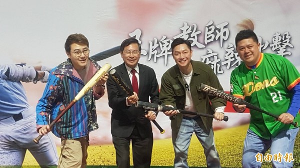 嘉義市長涂醒哲(右三)與藝人謝祖武(右二)、嘉市議員郭文居(右一)等人手持球棒擺出短打揮棒姿勢,慶祝電影在嘉市開拍。(記者丁偉杰攝)
