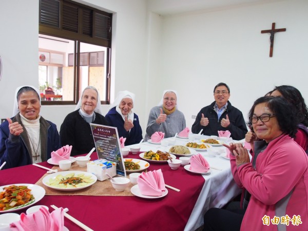 關山工商餐飲、觀光科學生們用所學感謝關山聖十字架療養院修女們對台灣的付出。(記者王秀亭攝)