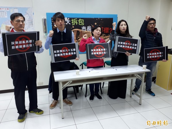 國民黨市長參選人楊麗環批評綠捷拆標,是挖個洞給自己跳。(記者謝武雄攝)