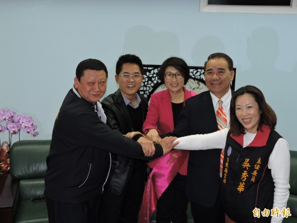 副議長陳宏宗(左一起)、縣長黃健庭、議長饒慶鈴、立委廖國棟、縣黨部主委吳秀華團結一心,爭取勝選。(記者張存薇攝)