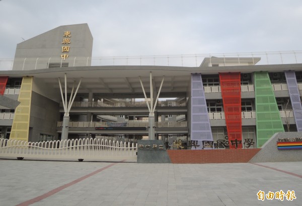 新竹縣竹北市新設學校-東興國中的活動中心暨多功能專科教室2期工程,5次流標或廢標;不少學生家長抱怨,缺乏室內活動空間,影響孩子的學習權益。(記者廖雪茹攝)