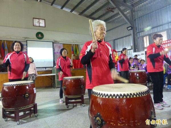 金門阿嬤級的大鼓陣,隨著樂曲打起來一點不馬虎。(記者吳正庭攝)
