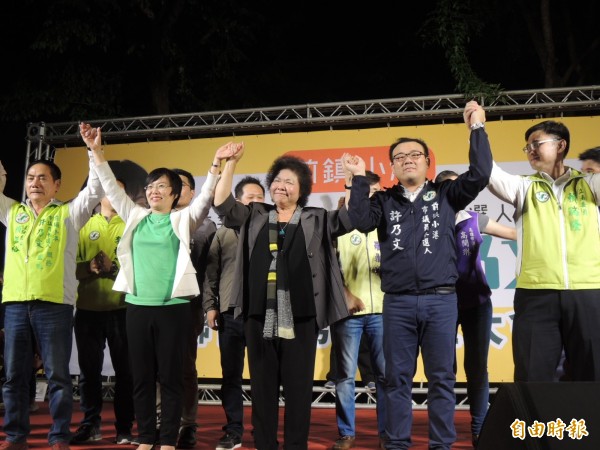 陳菊中午將拜訪劉世芳,圖為兩人日前為議員參選人許乃文站台場景。(資料照,記者王榮祥攝)