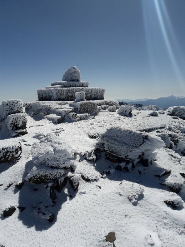 玉山冰封,海拔3千公尺以上山區呈現一片雪白景致。(玉管處提供)
