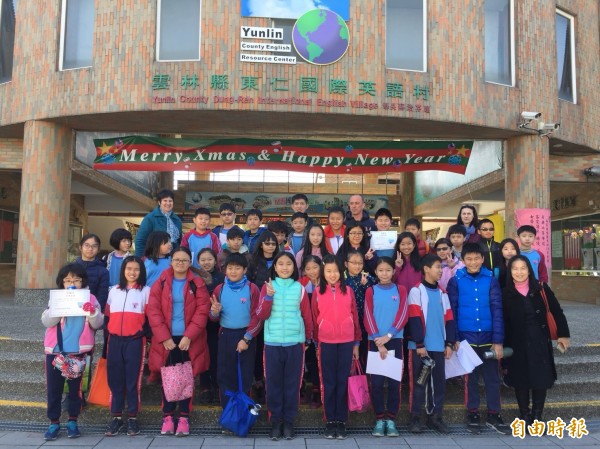 虎尾安慶國小學童參加東仁國中英語村一日遊學營,帶孩子開口飆英語。(記者廖淑玲攝)